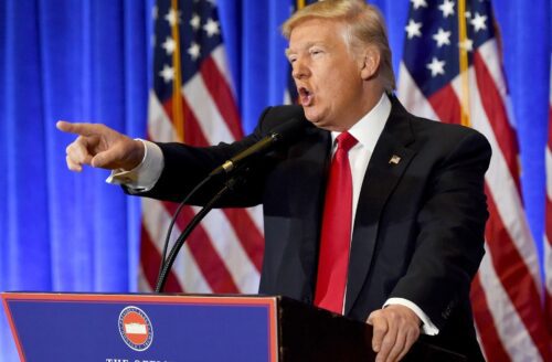 Trump questiona identidade racial de Kamala Harris em reunião
