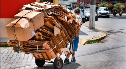 Queda nos preços do papelão afeta catadores no Brasil
