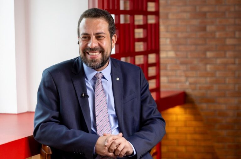 Boulos critica Nunes e Marçal em debate eleitoral: "Gincana de quem é mais bolsonarista"