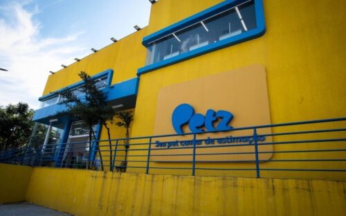 Petz (PETZ3) salta mais de 20% após anúncio de combinação de negócios com a Cobasi