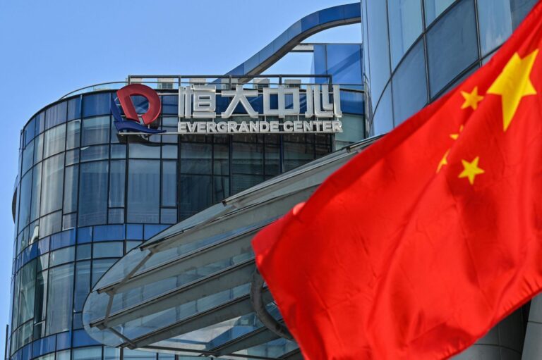 Chinesa Evergrande tenta recuperar R$ 34 bilhões de fundador e mais seis