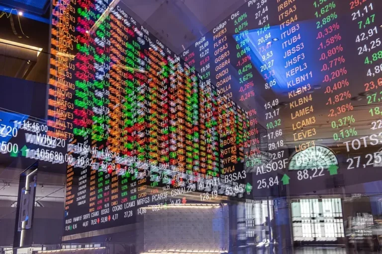 Ibovespa renova recorde de fechamento e supera 135 mil pela 1ª vez