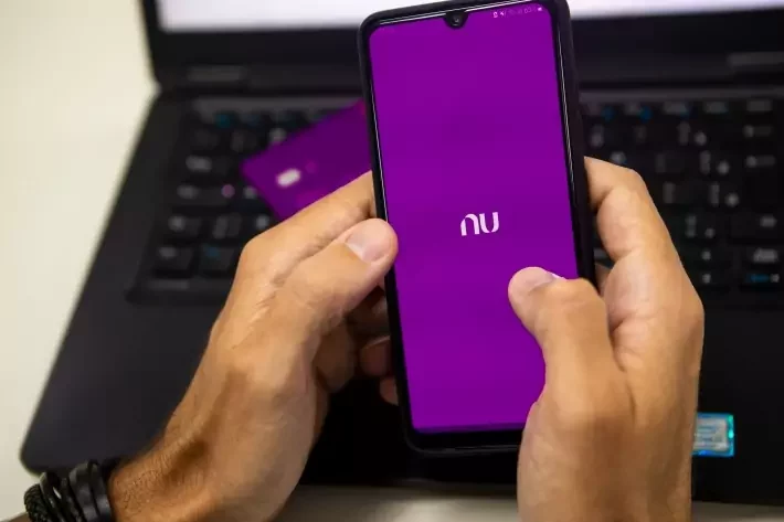 Lucro ajustado do Nubank (ROXO34) dispara no 2T24; veja detalhes