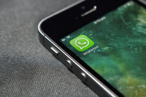 Smartphone mostrando o ícone do WhatsApp na tela, ilustrando o conceito de WhatsApp Pay para pagamentos digitais.