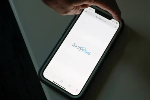 Dono do OnlyFans recebe R$ 5,6 bilhões em dividendos em 3 anos 