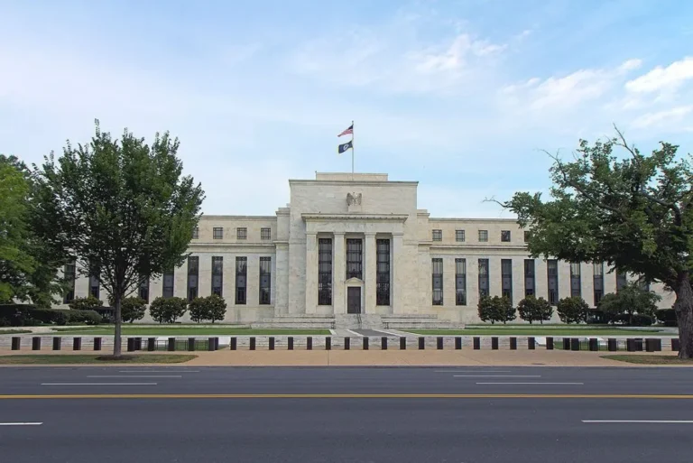 Fed corta a taxa de juros nos EUA em 0,50 ponto; essa é a primeira queda em 4 anos