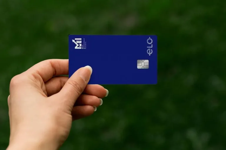 Governo anuncia lançamento de cartão de crédito e débito para MEI