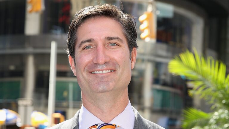 Novo CEO do Starbucks tem desafio de acabar com crise da rede