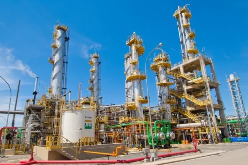 Petrobras (PETR3; PETR4) bate novo recorde no refino de petróleo