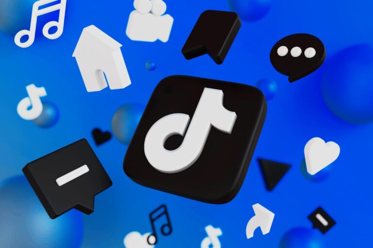 Ícones do TikTok flutuando em um fundo azul, ilustrando várias formas de como ganhar dinheiro no TikTok com conteúdo criativo.
