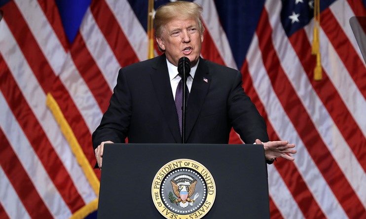 Trump planeja mudanças nas sanções sobre petróleo para facilitar acordo com a Rússia