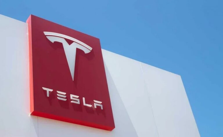 Manifestantes pedem boicote à Tesla após apoio de Musk a Trump