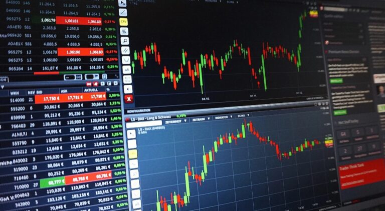 bovespa fechou a semana com alta de 0,27%, mas caiu 0,77% na sexta-feira. Saiba os fatores que impactaram o mercado financeiro e as perspectivas para os próximos dias.
