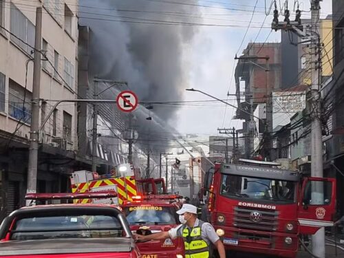 Incêndio devastador atinge o Shopping 25 de Março no Brás, em São Paulo