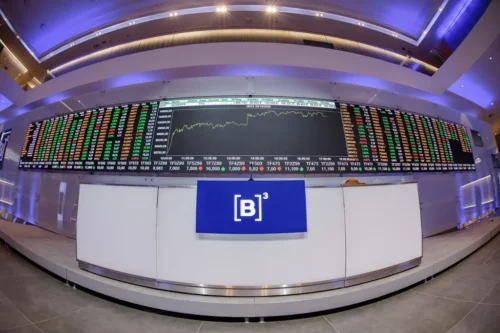 B3 aprova emissão de R$ 1,7 bi em debêntures e revisa projeção de alavancagem
