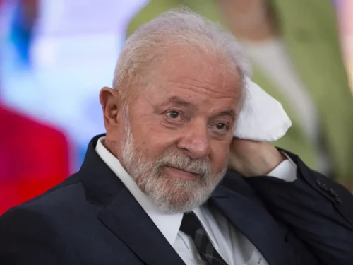Lula deve repetir exames após acidente doméstico e lesão na cabeça