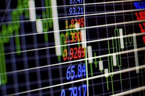 O IBOV encerrou esta sexta-feira (18) em queda de 0,22%, aos 130.499,26 pontos, de olho na China, fiscal e commodities.