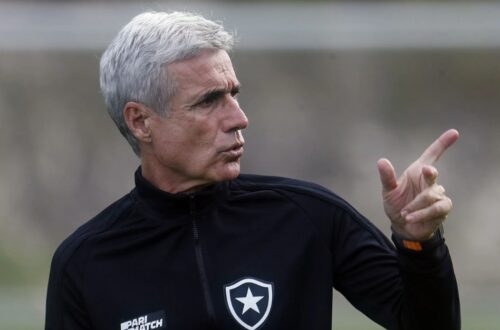 Santos enxerga desafios nas exigências de Luís Castro: salário alto e controle no CT Rei Pelé em negociação