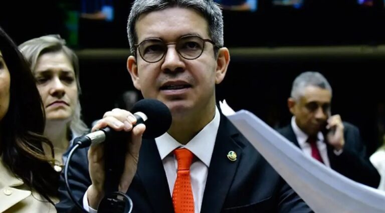 Pacote fiscal do governo não afetará direitos adquiridos, afirma Randolfe Rodrigues