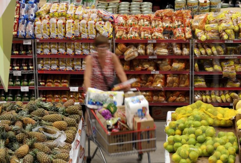 Confiança do consumidor do Brasil atinge máxima em mais de 10 anos em novembro, Diz FGV