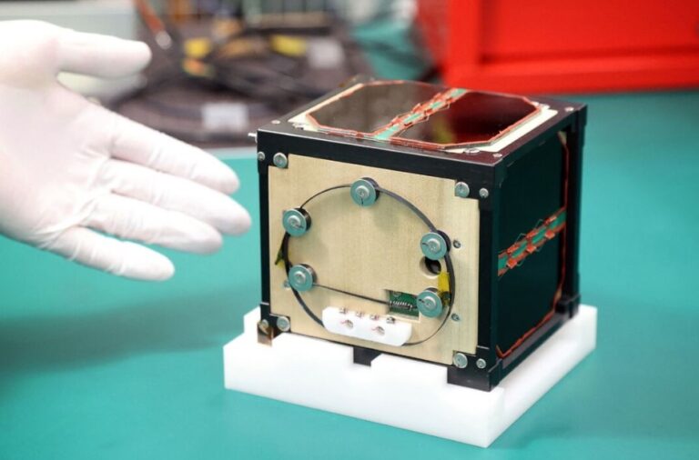 O primeiro satélite de madeira do mundo: LignoSat é lançado ao espaço