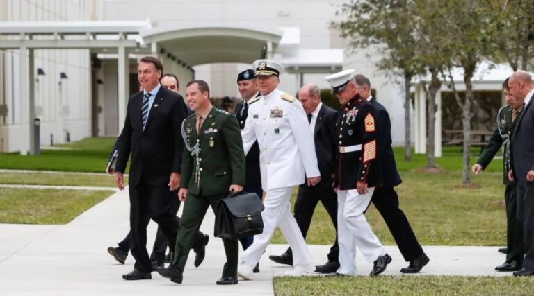 Bolsonaro redigiu e ajustou minuta do golpe, aponta investigação da Polícia Federal