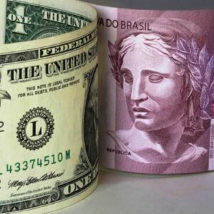 Cédulas de um dólar e cinco reais representando a alta do dólar e o impacto nas economias locais e internacionais.