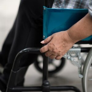 Imagem de uma pessoa em cadeira de rodas, representando a aposentadoria por invalidez e a perda da capacidade de trabalhar.