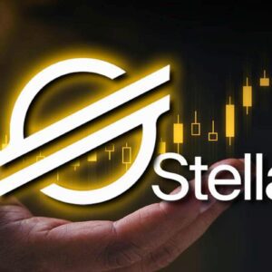 Logotipo da criptomoeda Stellar (XLM) em destaque com gráficos financeiros e uma mão no fundo, representando se a Stellar criptomoeda vale a pena.