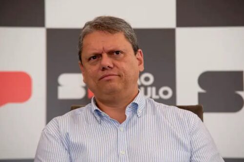 Tarcísio de Freitas critica governo Lula e preve desaceleração econômica no Brasil