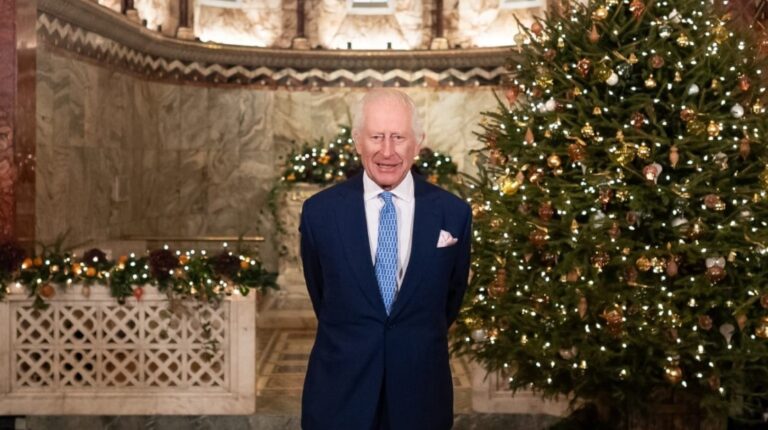 Rei Charles agradece aos médicos por tratamento de câncer e aborda questões globais em mensagem de natal