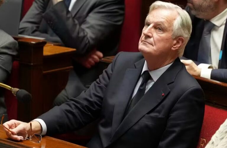 Voto de desconfiança derruba governo de Michel Barnier na França