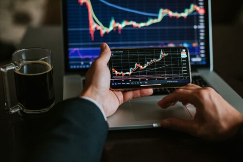 Trader analisando um gráfico de ações.