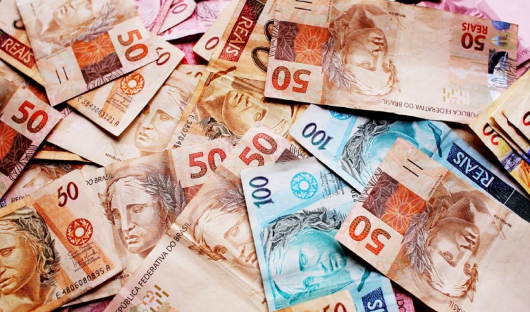 Setores que ganham e perdem com a alta dos juros: o Impacto nas ações e o cenário econômico