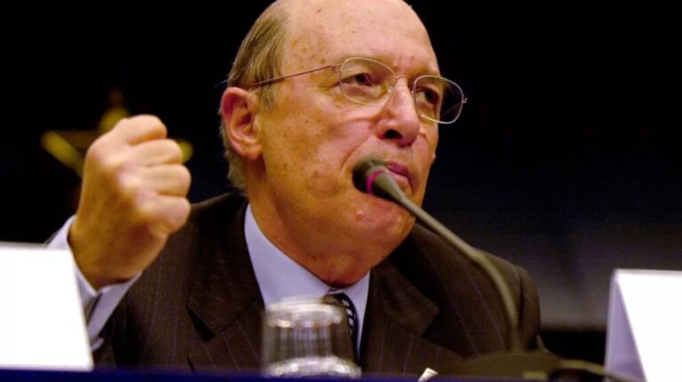 Ex-primeiro-ministro grego Kostas Simitis morre aos 88 anos