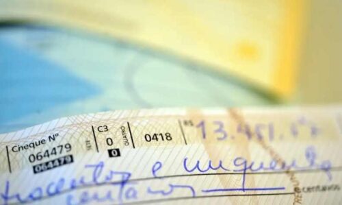Uso de cheques no Brasil cai 18% em 2024: o impacto da digitalização no sistema de pagamentos