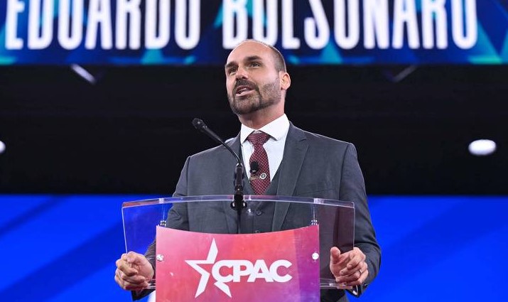 Eduardo Bolsonaro critica Alexandre de Moraes e defende seu pai em discurso na CPAC