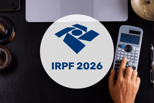 Imagem de uma mesa de trabalho com logo IRPF 2026, uma calculadora, caneta e itens de escritório ao redor, indicando preparação para declaração de imposto de renda nominal.