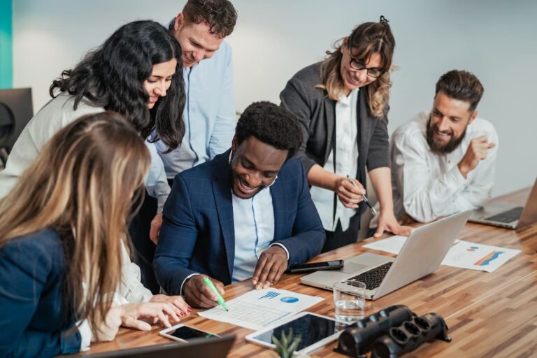Equipe colaborando em um escritório, exemplificando a economia compartilhada com troca de ideias e recursos em um ambiente de trabalho.
