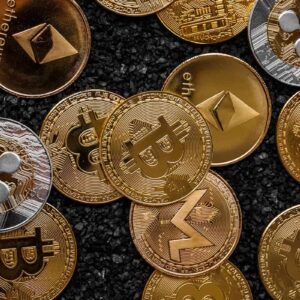 Imagem com várias moedas físicas representando criptomoedas como Bitcoin, Ethereum e Ripple, representando as melhores corretoras de criptomoedas do Brasil.