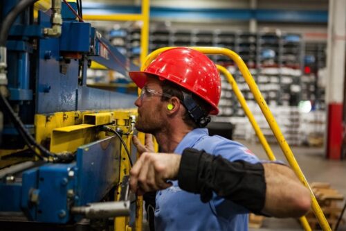 Produção industrial cai em janeiro, mas expectativas para 2025 são mais positivas