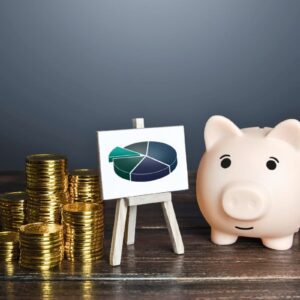 Cofrinho, pilhas de moedas e gráfico representam investimentos. "Se eu investir 1.000 reais no Tesouro Direto, quanto rende?"