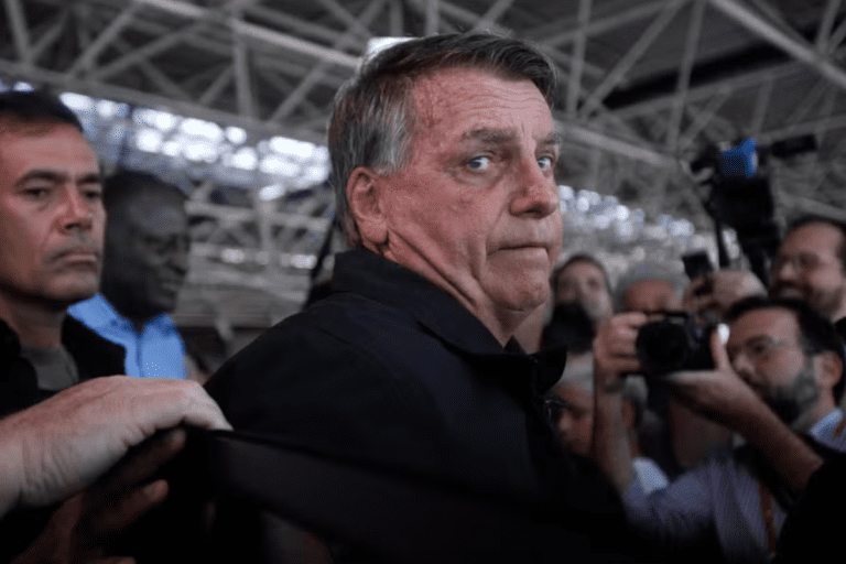 Bolsonaro critica inelegibilidade até 2030 e ironiza investigação sobre golpe em entrevista