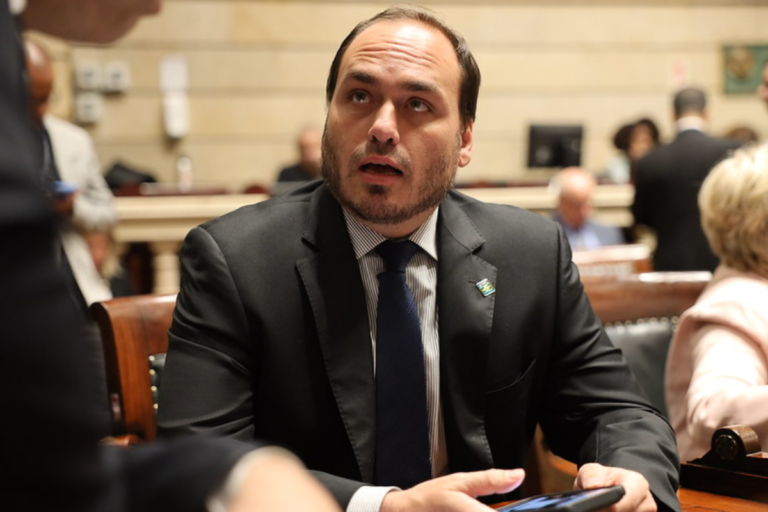 Carlos Bolsonaro cobra união da direita contra apreensão do passaporte de Eduardo