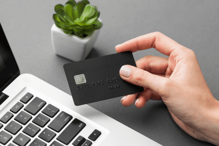 Metade dos brasileiros foi vítima de fraude em 2024; cartão de crédito lidera os golpes