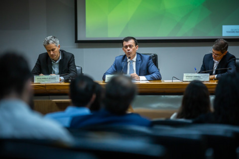 Déficit primário de fevereiro cai, mas governo ainda não apresenta melhorias fiscais significativas