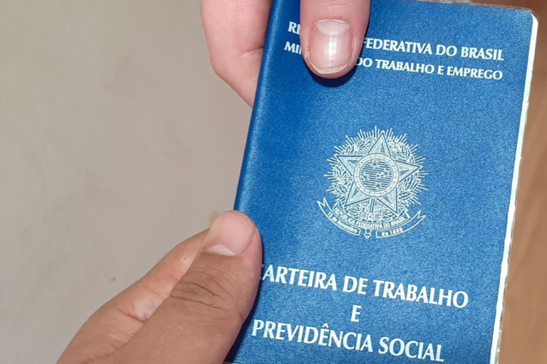 Trabalhadores por conta própria no Brasil trabalham mais horas que CLT, mas recebem menos: o impacto nas finanças