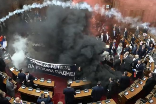 Tensão no Parlamento da Sérvia: confrontos e feridos após lançamento de bombas de fumaça e sinalizadores