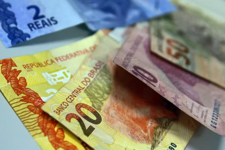 Falha no cadastro deixa 860 mil servidores sem abono salarial