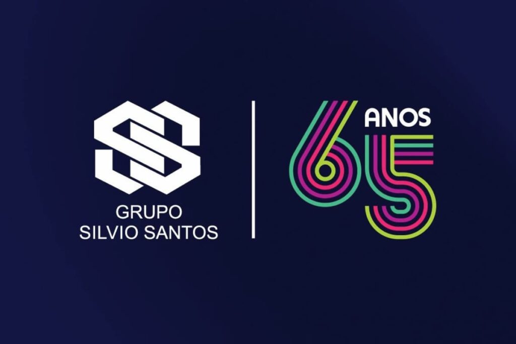 Logotipo do Grupo Silvio Santos ao lado do número 65 colorido, celebrando os 65 anos da empresa em um fundo azul escuro.